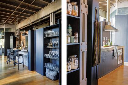 Banquetas de la barra (Abel Ramos, del Mercado de Pulgas). En la cocina, frascos de vidrio (LH Básicos). Mate y termo (Stanley). Repasador (Plain Textiles).