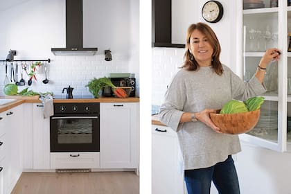 Amoblamiento de cocina de madera, grifería, barral y utensilios (Ikea). Cafetera italiana (Habitat). Piso flotante sobre lámina amortiguadora. Al lado, la interiorista Marta Prats, encargada de esta remodelación.