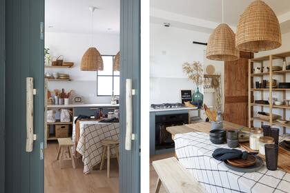 La puerta de entrada a la cocina tiene tiradores de tronco, uno de los muchos detalles que la hacen cuidadamente informal y acogedora.