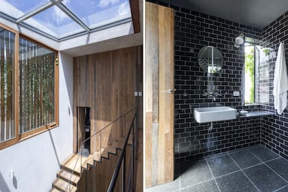 En El revestimiento de pinotea de la pared hace que el toilette sea casi imperceptible.