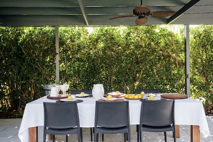 En la galería, ventilador de techo. Piso (Castelatto).