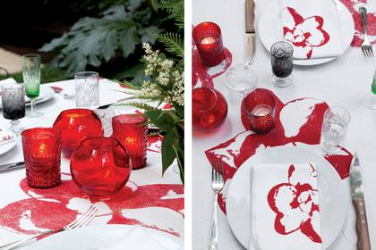 En un rojo intenso que complementa al verde circundante, el set ‘Magnolia’ trae textiles de lienzo blanco con serigrafía en relieve.