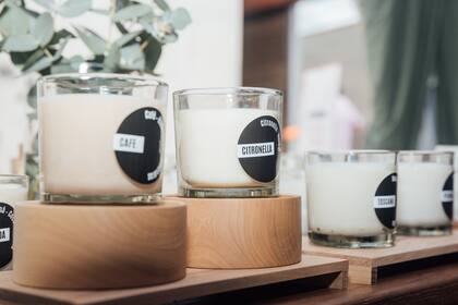 Las velas de soja no queman haciendo un hueco, sino que se consumen parejo hasta que la cera desaparece, alargando su vida útil y evitando la generación de desperdicios.