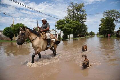 En Villa Minetti ayer llovió otros 170 mm y se agravó el panorama por las inundaciones 