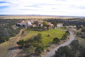 Cómo es por dentro Zorro Ranch, la propiedad donde Jeffrey Epstein abusó de menores que se convertirá en un centro de retiro cristiano