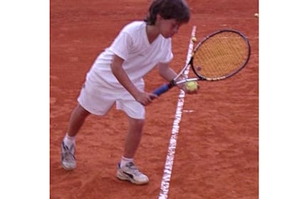 Schwartzman, de chico, jugando al tenis: a los 13 años un médico diagnosticó que no crecería más de 1,70m y que su altura sería un obstáculo para llegar a la elite