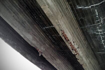 Algunas de las grietas que se veían en el puente en el 2017