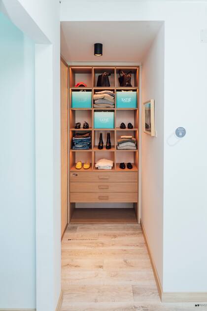 Zapatos (Satie). Todo el departamento se pintó en un tono claro con 'Decorcryl látex interior lavable' acabado mate (Colorín).