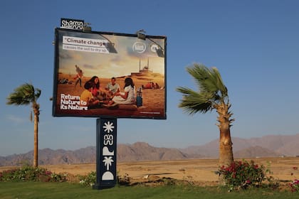 Un letrero colocado por el Ministerio de Medio Ambiente de Egipto promueve la cumbre mundial de las Naciones Unidas sobre el cambio climático de 2022, conocida como COP27, en Peace Road en Sharm el-Sheikh, South Sinai, Egipto