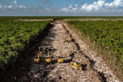 Vista aérea que muestra la construcción del Tren Maya entre Tulum y Playa del Carmen, estado de Quintana Roo, México, el 14 de abril de 2022. - Un juez mexicano suspendió la construcción de parte del proyecto insignia del tren turístico del presidente Andrés Manuel López Obrador en la península de Yucatán debido a la falta de estudios de impacto ambiental.