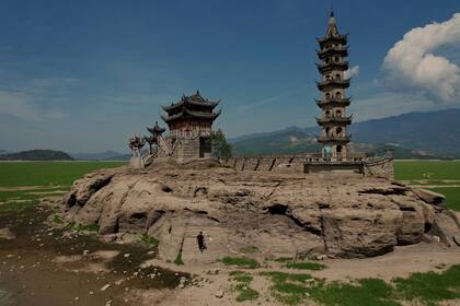 Una vista general muestra Luoxing Dun, una pequeña isla con templos antiguos, normalmente medio sumergida en agua, en el lago Poyang, de agua dulce y el  más grande de China, en Juijiang, provincia central china de Jiangxi, el 23 de agosto de 2022