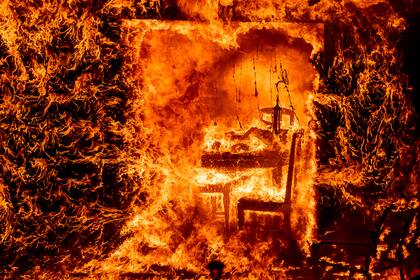 Una casa envuelta en llamas mientras el "Oak Fire" arde en el condado de Mariposa, California, el 23 de julio de 2022.