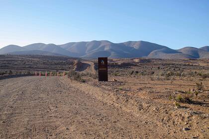 Un cartel indica la entrada al lugar donde se construirá el proyecto minero