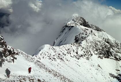 El cerro Aconcagua, ubicado en el departamento Las Heras, en Mendoza, tiene 6.962 metros de altura e integra la cordillera principal, componente de la cordillera de los Andes