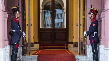 Granaderos en la puerta. Fotos: Gentileza Presidencia de la Nación