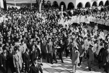 Rodeado de funcionarios y estudiantes, el presidente Juan Domingo Perón en la inauguración de la República de los Niños en Gonnet