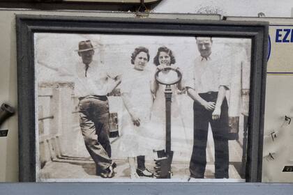 Fotos históricas que se ven en la cerrajería