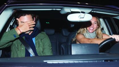 ¡Fotos no, pero sí muchas sonrisas! El misterioso acompañante de Andrea Bursten