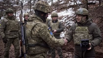 Fotos oficiales divulgadas a la prensa que muestran al presidente ucraniano, Volodímir Zelenski, en la línea de combate el 6 de diciembre