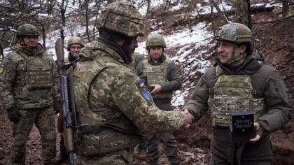 Fotos oficiales divulgadas a la prensa que muestran al presidente ucraniano, Volodímir Zelenski, en la línea de combate el 6 de diciembre