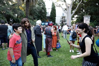 Fotos para el recuerdo junto a un cosplayer