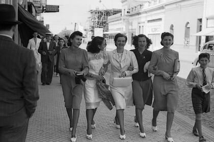 Después de misa; grupo paseando por Sáenz Peña (c. 1949)