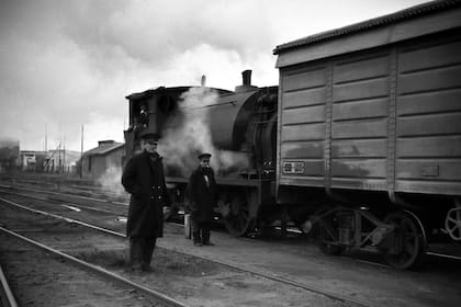 Ferroviarios junto a vagones de tren (1949)
