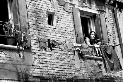 Fotos tomadas en las calles de Buenos Aires de Marisa Bonzón integran las muestras que celebran el 8M en el Centro Cultural Borges