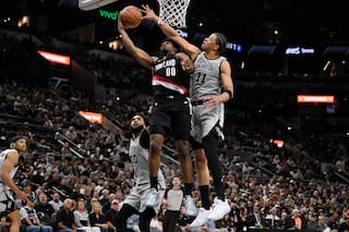 Fox anota 25 puntos y guía a Spurs diezmados ante Trail Blazers 112-101
