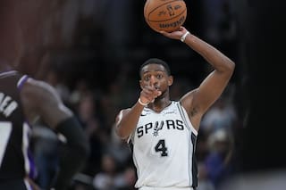 Fox anota 28 puntos y lidera a los Spurs sin Wembanyama por 123-110 sobre Kings