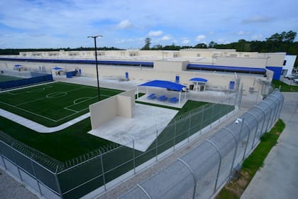 Fox News accedió a espacios recreativos como capilla, gimnasio y biblioteca, presentes solo en centros con mayor infraestructura