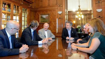 Una imagen de 2017 en la que se ve a directivos de TNT y Fox en la Casa de Gobierno, donde fueron recibidos por Fernando Marín y Fernando de Andreis, secretario del entonces presidente, Mauricio Macri.