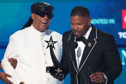 Foxx recibió el galardón de manos de Stevie Wonder