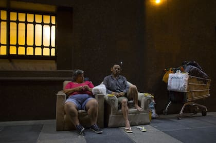 Fracaso colectivo. Una pareja que vive en la calle es síntoma de pobreza en una sociedad con asignaturas pendientes; la imagen fue tomada en la calle Alsina, en 2015