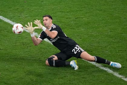 Fracturado y todo, el 'Dibu' atajó en la final de la Europa League; mantuvo la valla invicta y Aston Villa gritó campeón