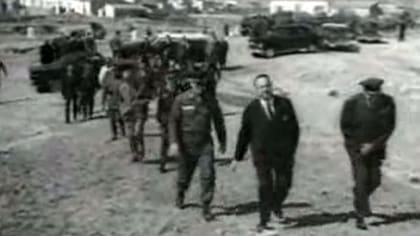 Fraga Iribarne, ex ministro de Información y Turismo, y un baño histórico en las aguas contaminadas