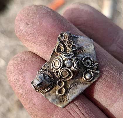 Fragmento de un broche de plata, conocido como "plata cortada", procedente del tesoro de Mørstad