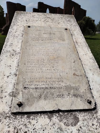 Fragmento del poema que José Pedroni le dedicó a la iglesia.