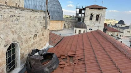 Fragmentos de un misil iraní sobre la Basílica del Santo Sepulcro en Jerusalén, a metros de la cúpula