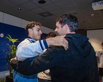 Fran Cerúndolo, el single 1 de Argentina, saludando a Horacio Zeballos en Países Bajos