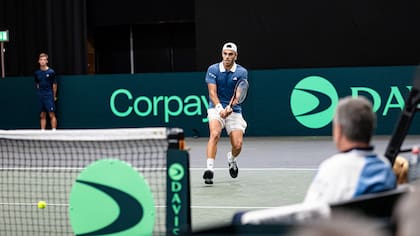 Fran Cerúndolo preparándose para impactar de revés ante Botic Van de Zandschulp, en el segundo punto de la serie de Copa Davis ante Países Bajos