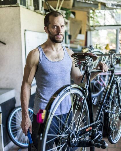 Fran De Vedia (37) Taller Origami. Le gusta: “Salir a probar las bicis y comprobar que todo funciona”.