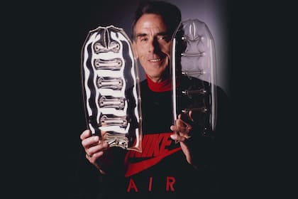 Fran Rudy junto a una versión gigante de las cápsulas de aire que hicieron historia