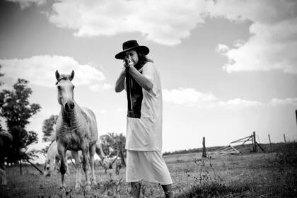 Fran Saglietti, es el creador de este proyecto musical de pop indie, que tuvo la bendición de Adrián Dargelos