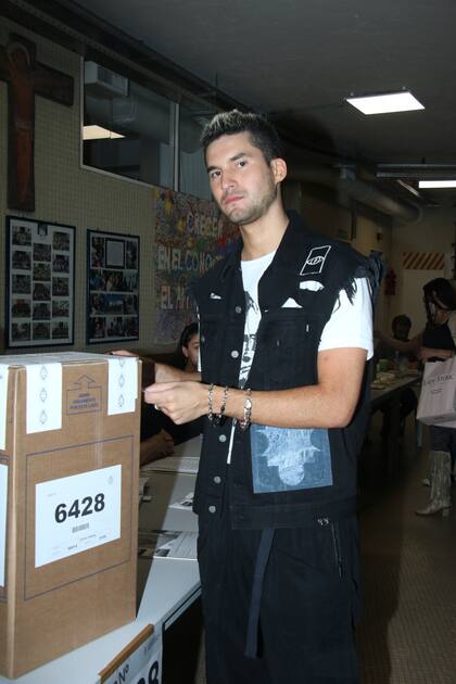 Fran Tinelli emitiendo su voto 