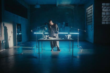 Fran Tinelli en su faceta de DJ durante un desfile de modas