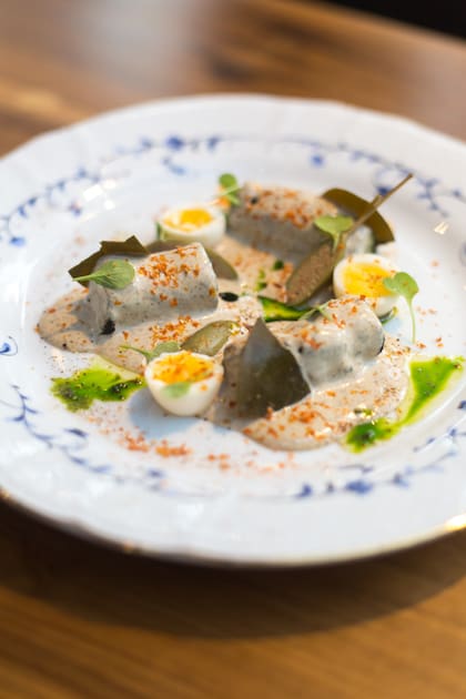 Pepinos al rescoldo con salsa vitel toné, alcaparrones, huevo de codorniz y botarga.