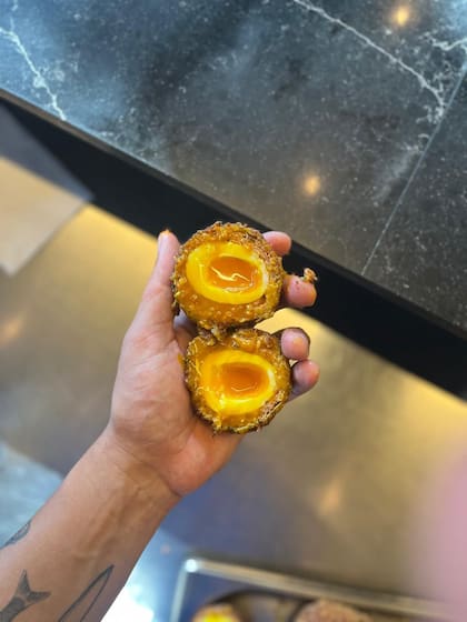 Franca ofrece el Nduja Scotch Egg, un huevo mollet recubierto por carne de vaca, cerdo y nduja (embutido típico de la cocina calabresa); se pasa por huevo, pan rallado y se fríe.