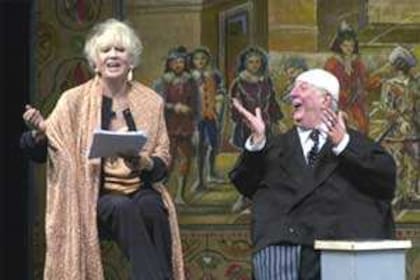 Franca Rame y Dario Fo en Anómalo bicéfalo, sátira en la que personificaba al exprimer ministro italiano Silvio Berlusconi