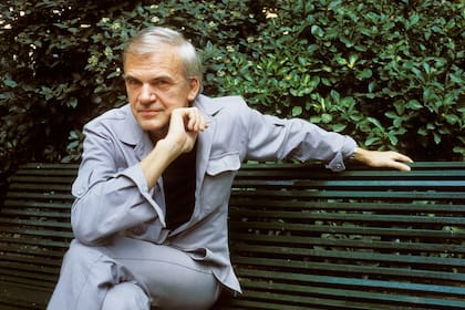 El checo Kundera, a mediados de los años ochenta, ya instalado en París y pronto a mudar de lengua literaria